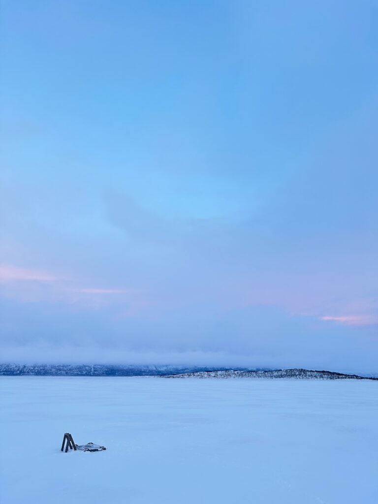 凍った湖とパノラマ景色