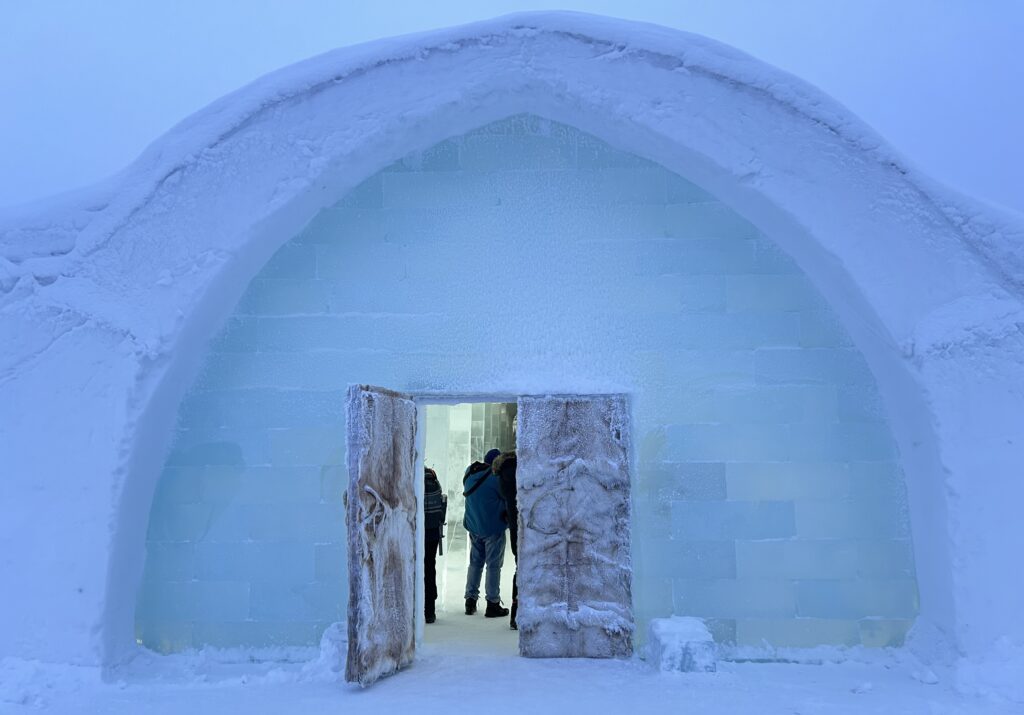 世界初で世界最大のICE HOTEL