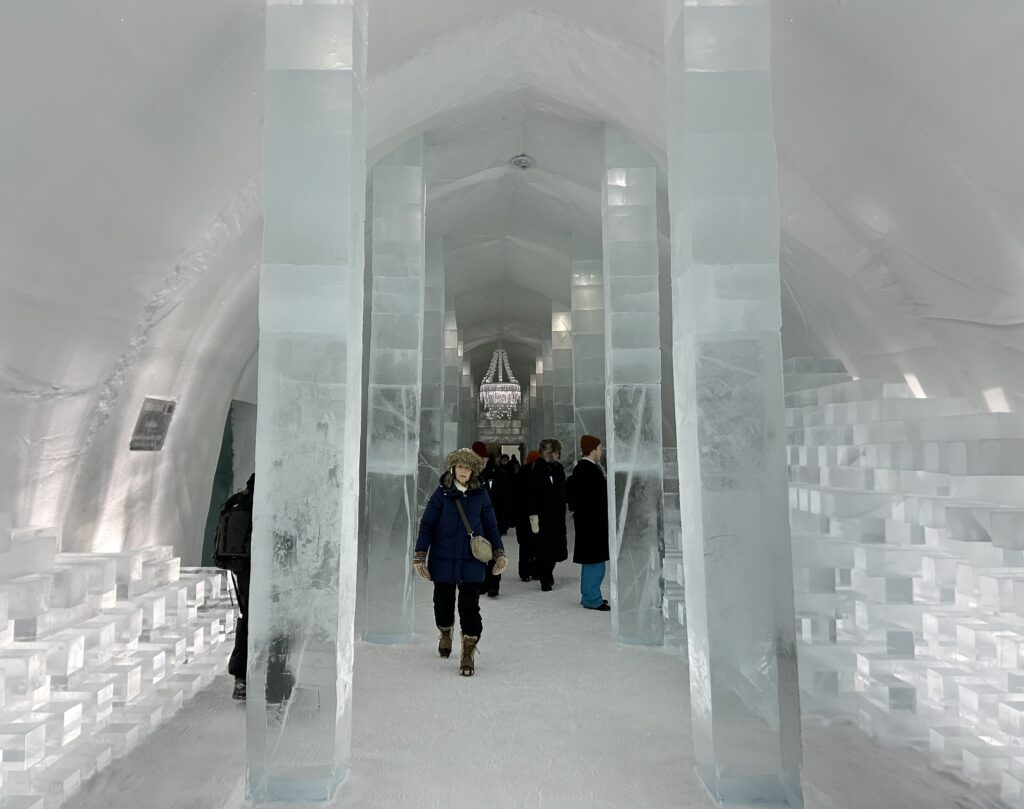 世界初で世界最大のICE HOTEL