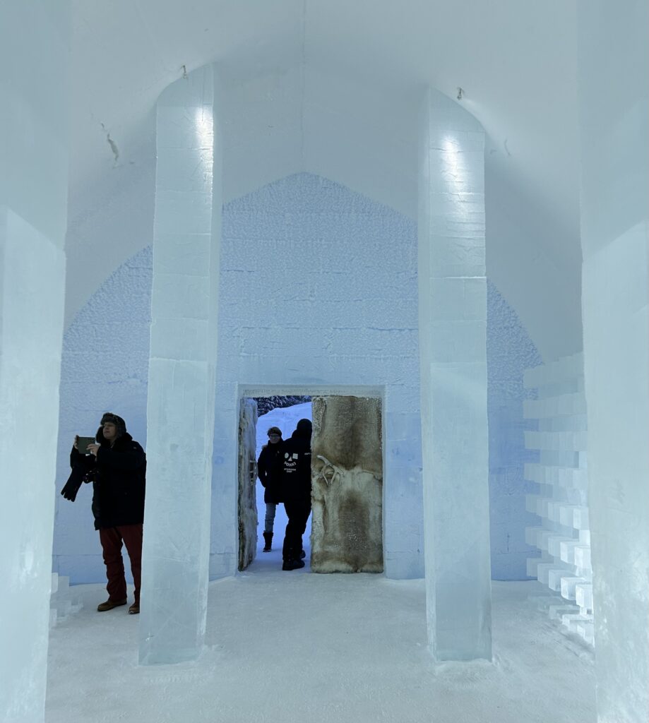 世界初で世界最大のICE HOTEL