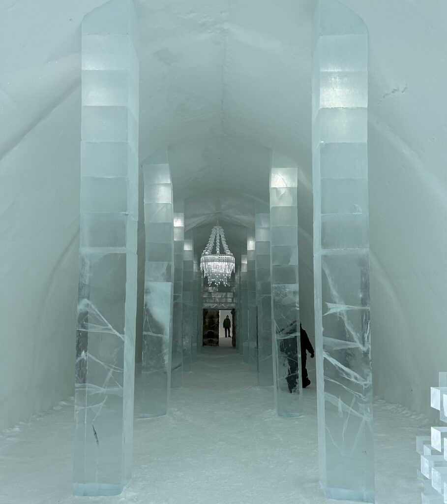 世界初で世界最大のICE HOTEL