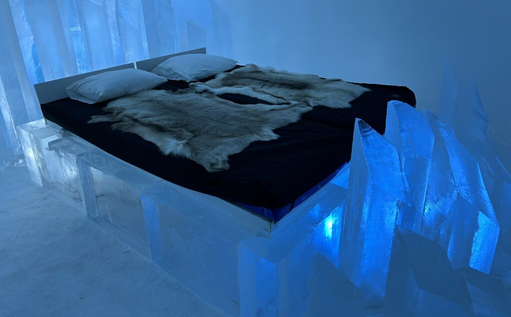 世界初で世界最大のICE HOTEL