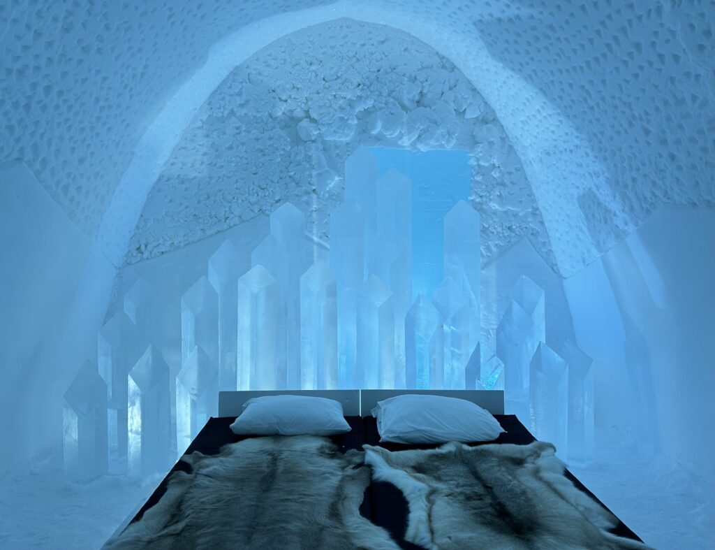 世界初で世界最大のICE HOTEL