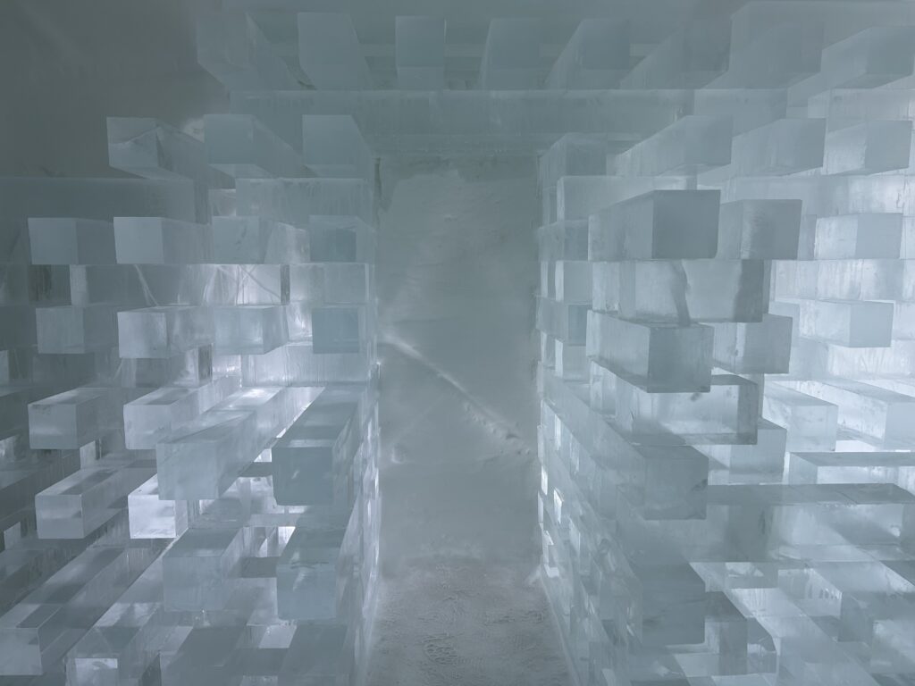 世界初で世界最大のICE HOTEL