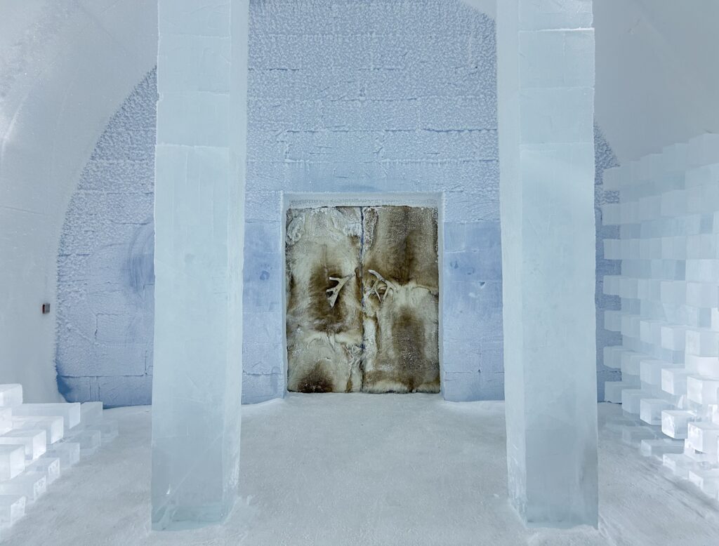 世界初で世界最大のICE HOTEL