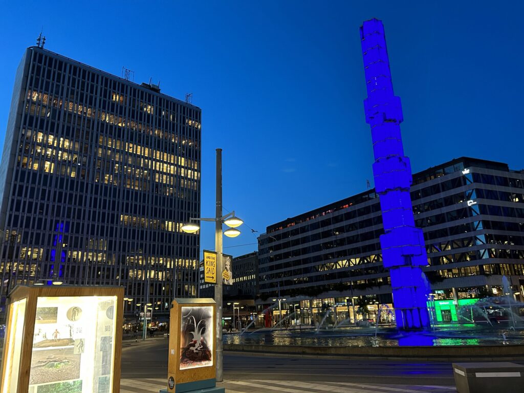 青く光っているガラスの塔