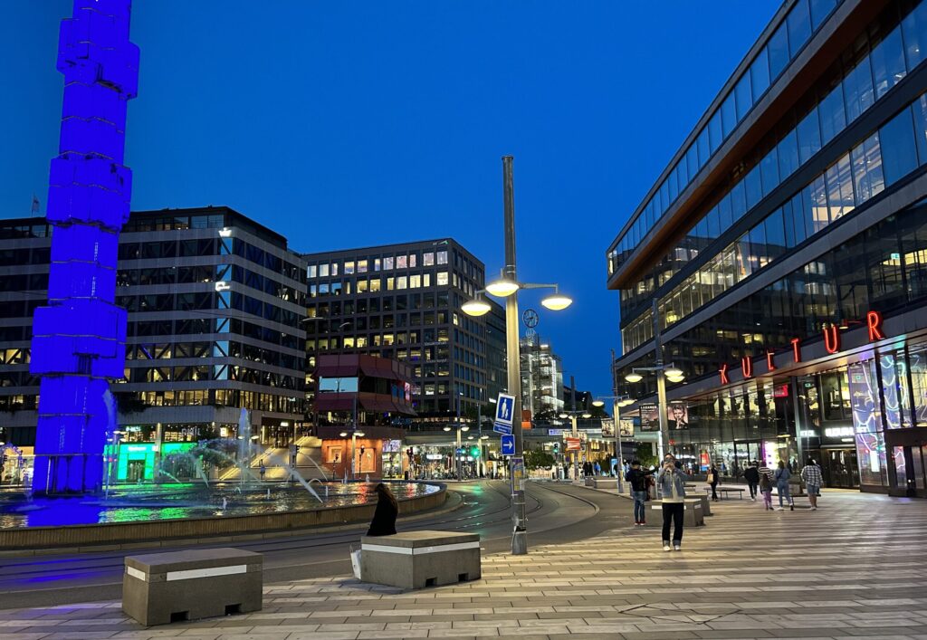 青く光っているガラスの塔