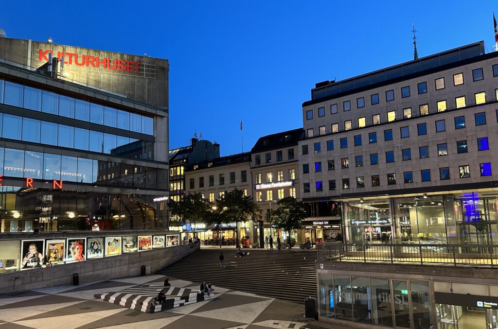 ガラス張りのビル群のライトアップ