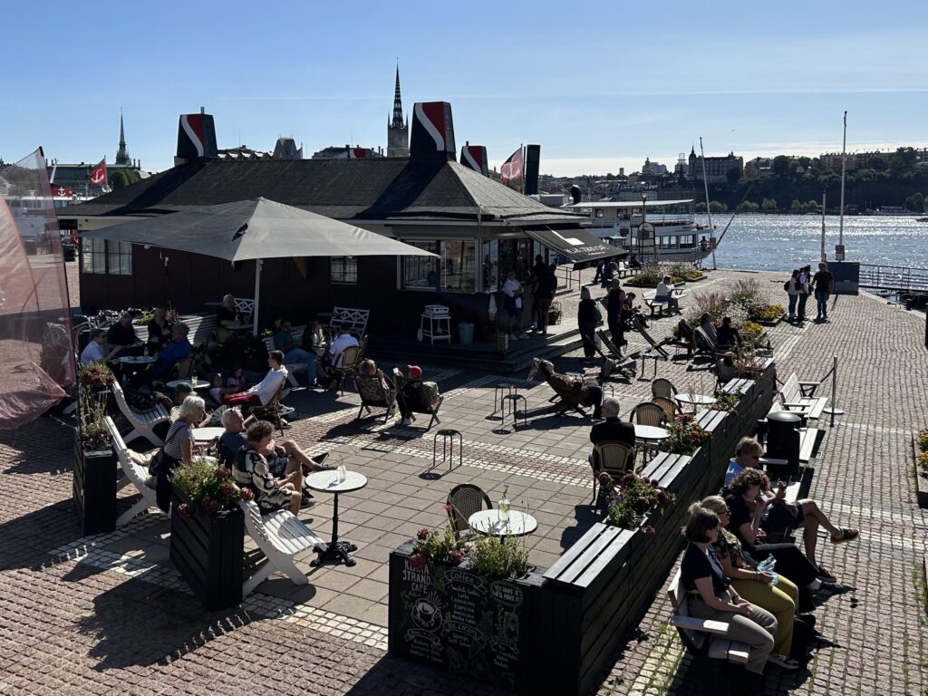 夏の時期では多くの人がテラス席