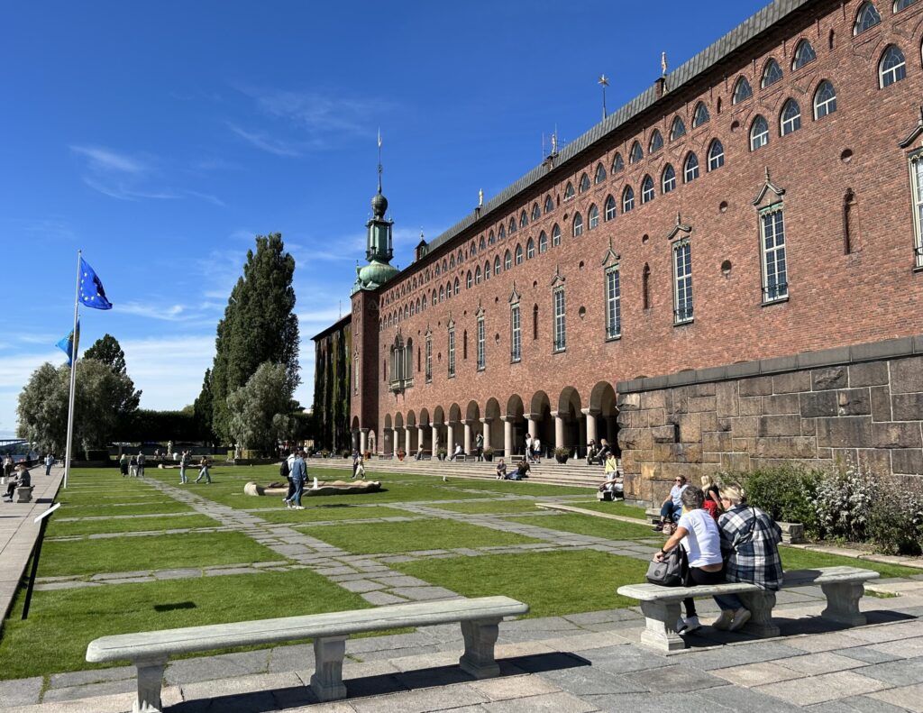 手入れが行き届いた緑に一面に広がる美しい水辺