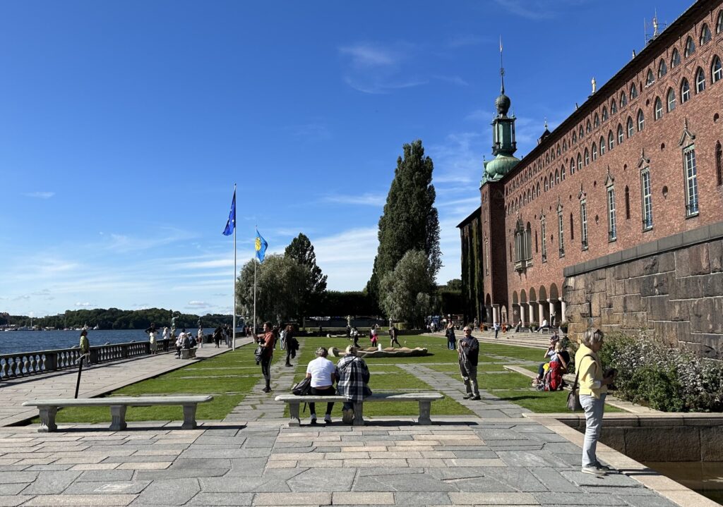 手入れが行き届いた緑に一面に広がる美しい水辺