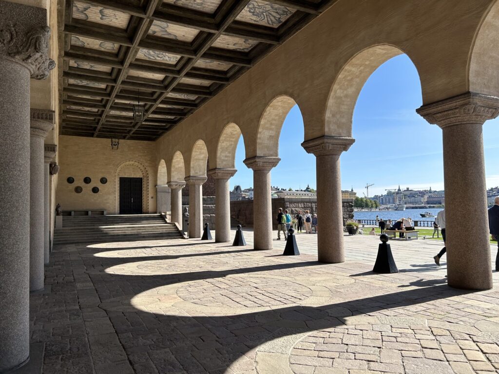 光が差し込むと建物の形が浮かび上がる美しい場所