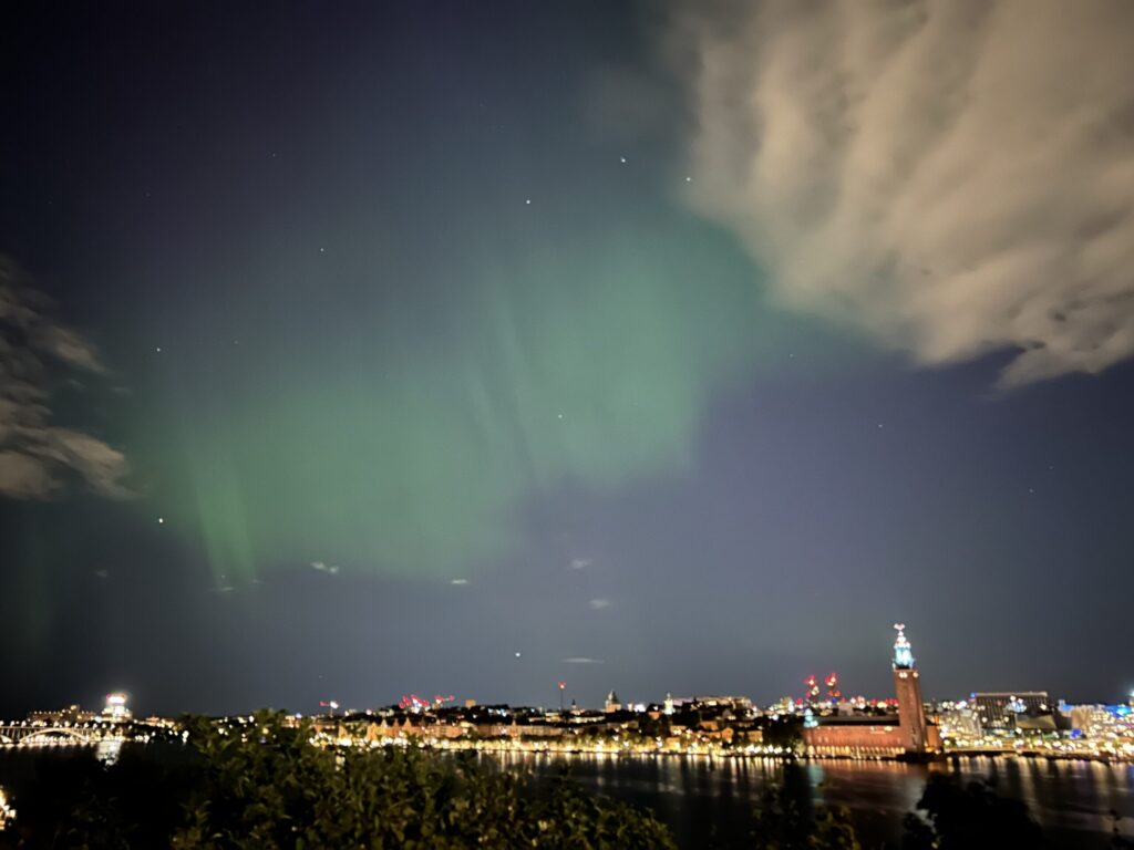 上空にオーロラを鑑賞