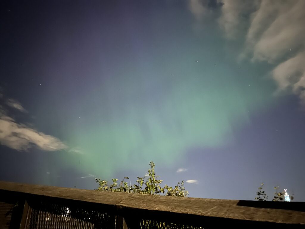 上空にオーロラを鑑賞