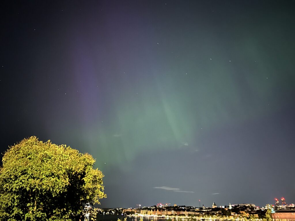 上空にオーロラを鑑賞