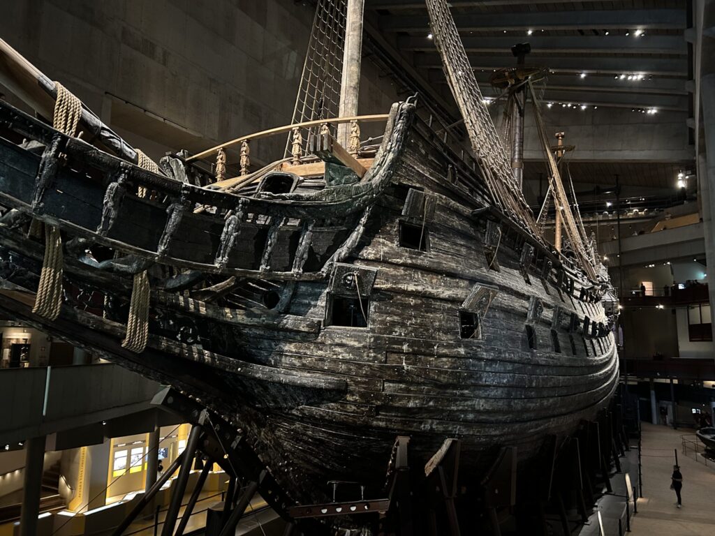 目の前に大迫力の巨大戦艦