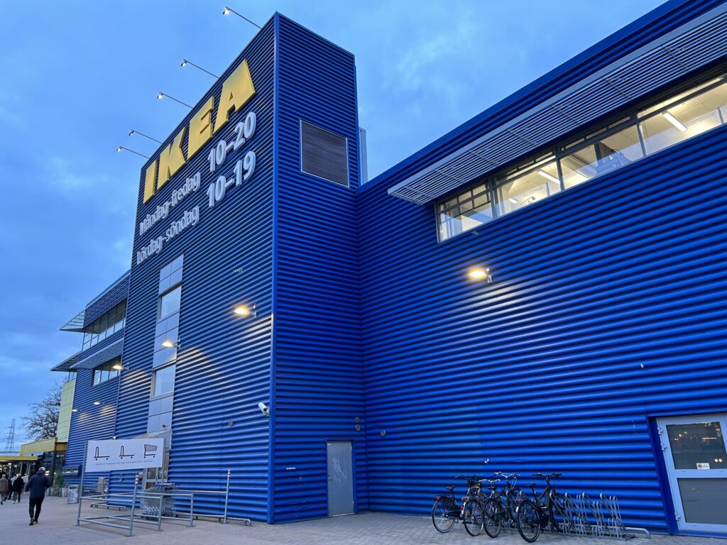 巨大なIKEAの建物
