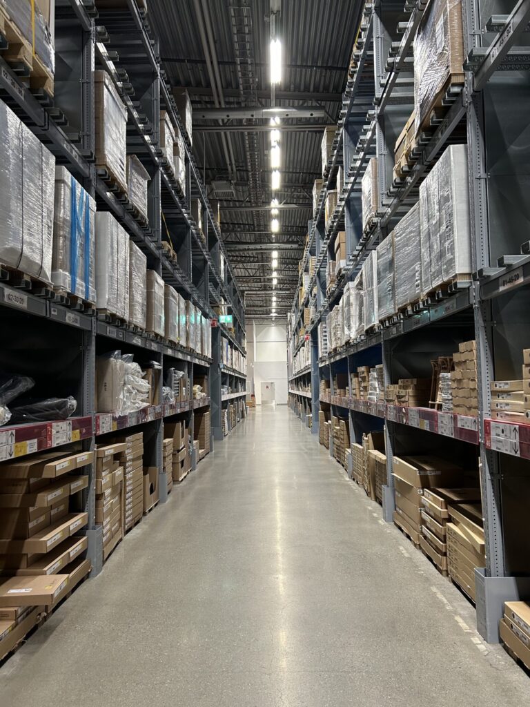 かなりの数の組み立て家具