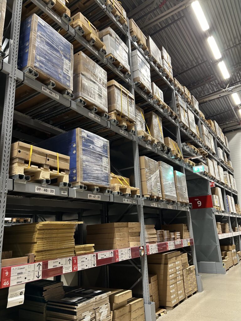 かなりの数の組み立て家具